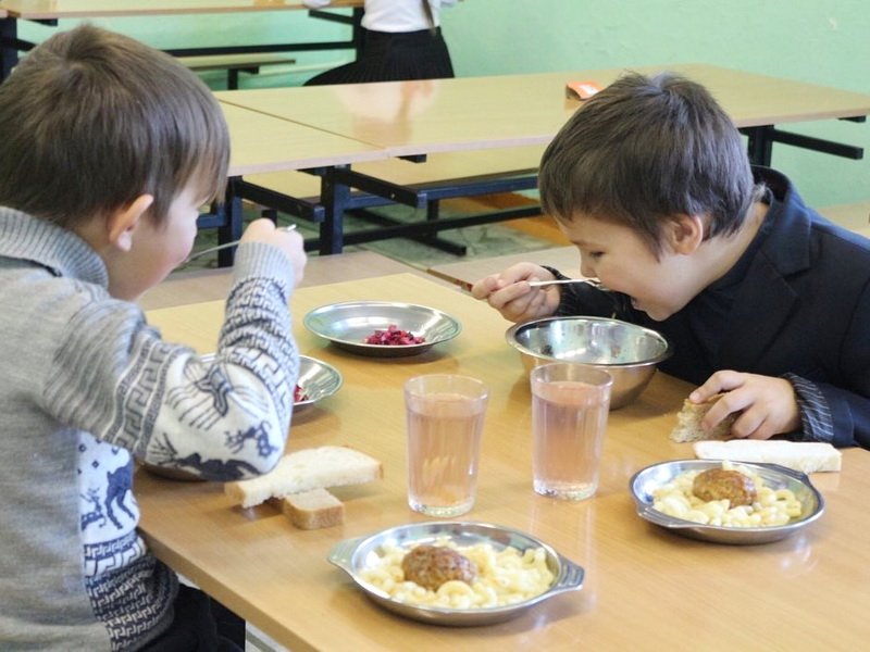 В школах Чебоксар выросла стоимость питания для младших классов